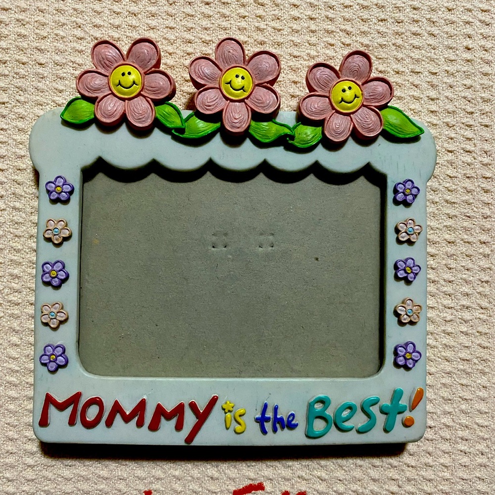 Mommy is the best photo frame.